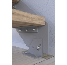 Detail upevnenia schodiska so skrutkami a dreveným stupňom