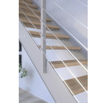 Detail schodiska s nerezovým lanovým zábradlím a drevenými schodmi