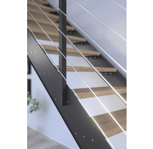 Detailný pohľad na schodisko s drevenými stupňami a zábradlím z kovových lán