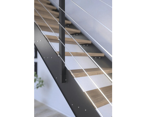 Detailný pohľad na schodisko s drevenými stupňami a zábradlím z kovových lán