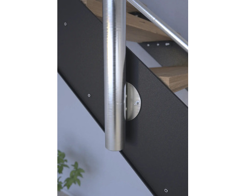 Detailný pohľad na schodisko s nerezovým zábradlím a čiernymi bočnými prvkami