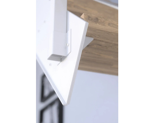 Detailný záber písacieho stola s bielou nohou