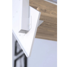 Detail bielej nohy stola s drevenou doskou