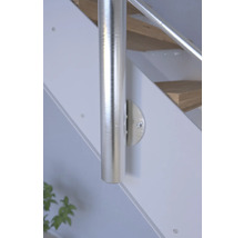 Detail schodiska so strieborným stĺpikom zábradlia a držiakom