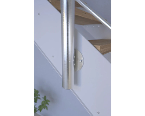 Detail schodiska so strieborným stĺpikom zábradlia a držiakom