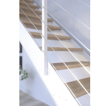 Schodisko s drevenými schodmi a zábradlím s nerezovými lankami