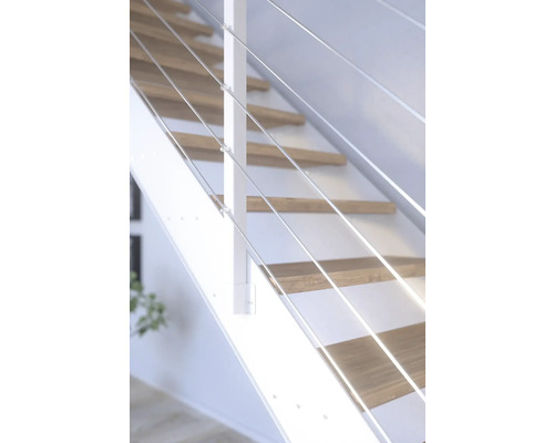 Schodisko s drevenými schodmi a zábradlím s nerezovými lankami