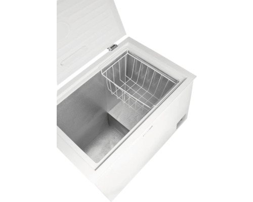 Otvorená mraziaca truhlica s drôteným košom na potraviny