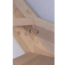 Detailný pohľad na drevenú konštrukciu s otvormi