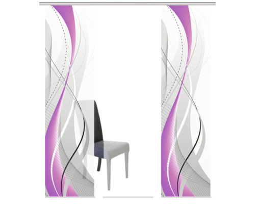 Posuvný záves s abstraktným dizajnom a stoličkou