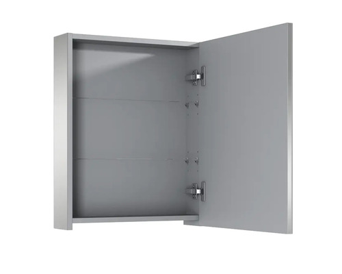 Otvorená zrkadlová skrinka s tromi sklenenými policami