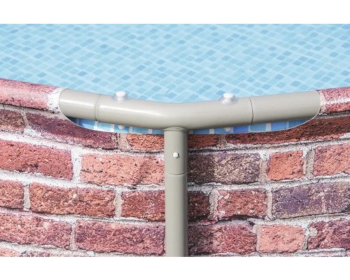 Detailný pohľad na nadzemný bazén s kamenným vzhľadom steny a rámom z oceľových rúrok