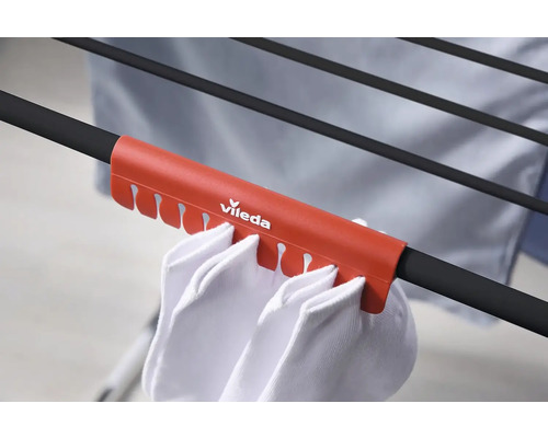 Logo Vileda na sušiaku na bielizeň s klipom na ponožky