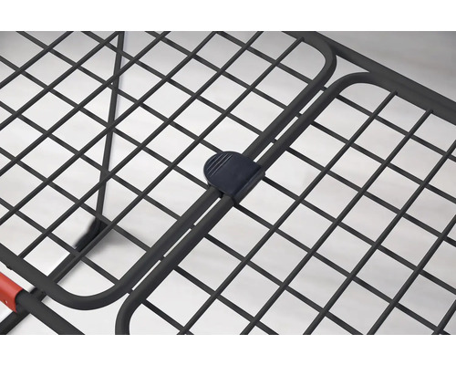 Detailný pohľad na kovovú posteľ s mriežkovou štruktúrou a spojovacím kusom