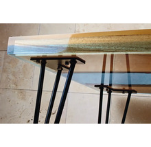 Drevená a epoxidová stolová doska s kovovými nohami