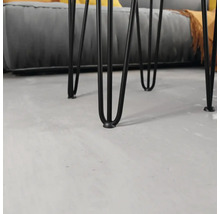 Detailný pohľad na čierne kovové nohy stola v dizajne vlásenky