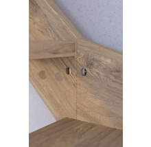 Detailný pohľad na drevenú policu s vyvŕtanými otvormi