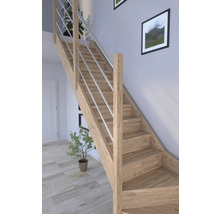 Drevené schodisko s kovovým zábradlím v svetlej miestnosti