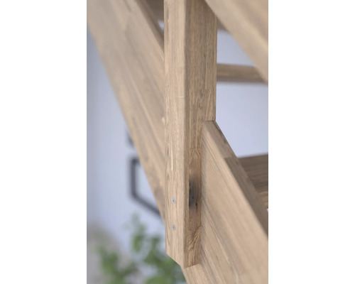 Detail dreveného schodiska so stĺpikmi