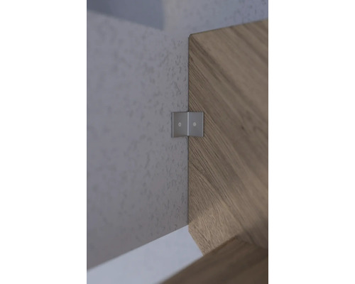 Detail rohového spoja s kovovou uholníkovou spojkou