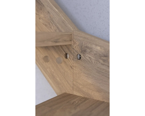 Detailný pohľad na drevenú policu s otvormi na montáž