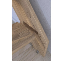 Detailný pohľad na drevený stôl