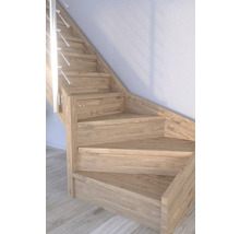 Drevené schodisko so zábradlím