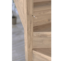 Detailný záber dreveného schodiska so stĺpikom