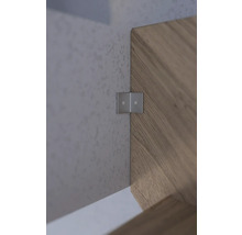 Detail upevnenia nábytku na rohu dreva