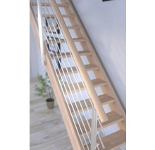 Drevené schodisko s nerezovým zábradlím v interiéri