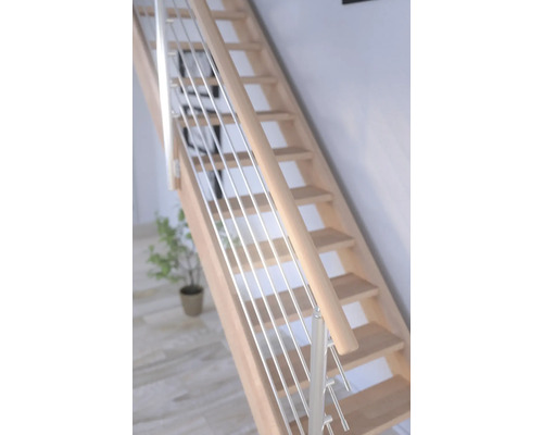 Drevené schodisko s nerezovým zábradlím v interiéri