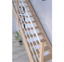 Drevené schodisko s bielymi stĺpikmi zábradlia vo svetlej miestnosti