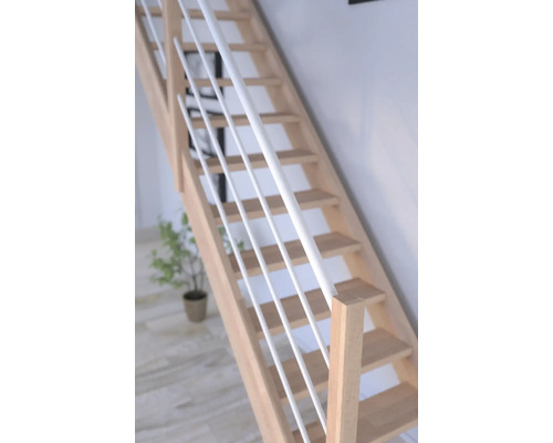 Drevené schodisko s bielymi stĺpikmi zábradlia vo svetlej miestnosti