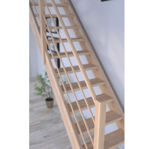 Drevené schodisko so zábradlím vo svetlej miestnosti.