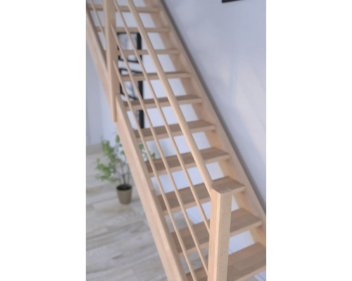 Drevené schodisko so zábradlím vo svetlej miestnosti.