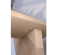 Detail drevenej dosky pripevnenej k nohe