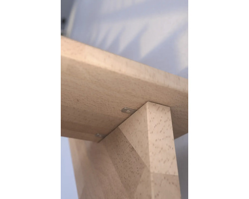 Detail drevenej dosky pripevnenej k nohe