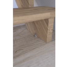 Detail dreveného schodiska s kovovým rohovým upevnením