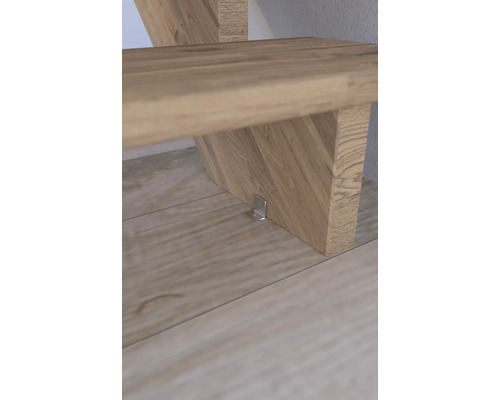 Detail dreveného schodiska s kovovým uholníkovým upevnením