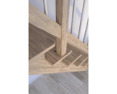 Detailný záber dreveného schodiska so stĺpikmi zábradlia