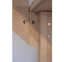 Detail drevenej konštrukcie schodiska so skrutkami
