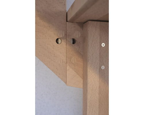Detail drevenej konštrukcie schodiska so skrutkami
