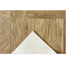 Detail vinylovej podlahy s dreveným vzhľadom a bielym vzorom