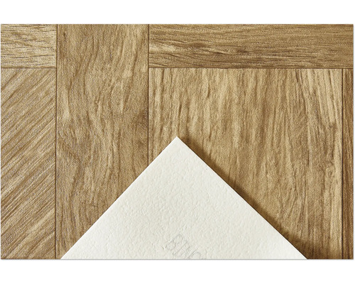 Detail vinylovej podlahy s dreveným vzhľadom a bielym vzorom