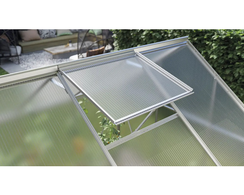 Detail okna skleníka s polykarbonátovými doskami.