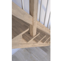 Detailný pohľad na drevené schodisko so schodiskovými stĺpikmi a tyčami zábradlia.