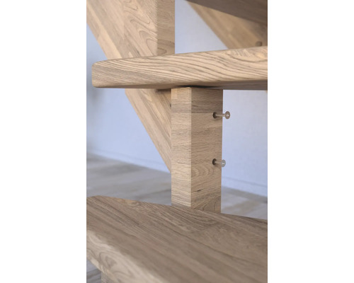 Detailný záber dreveného schodiska so schodmi a podpernými stĺpikmi