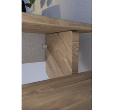 Detailný pohľad na drevené schodisko s nášľapmi