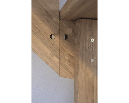 Detailný záber dreveného rámu so spojovacími prvkami.