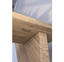 Detail drevenej stolovej dosky s nohou stola